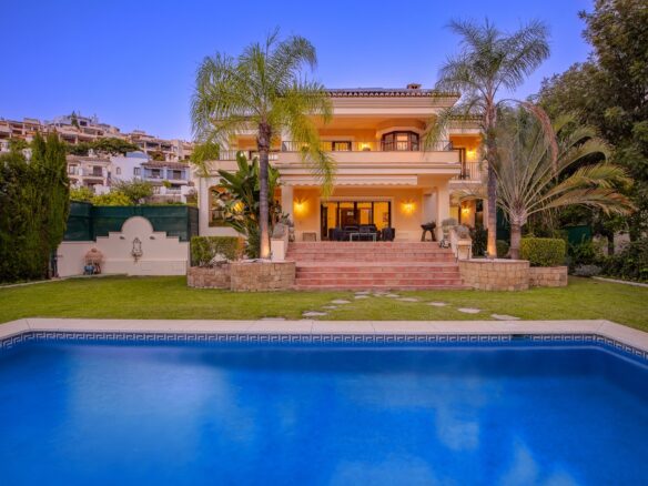 Beautiful 6 Bedrooms Family Villa In Los Arqueros, BenahavÍs.