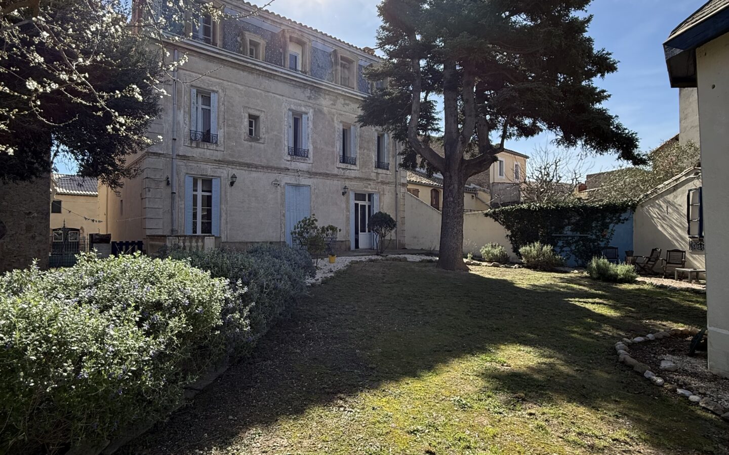 Maison De Maître Of 260 M² With Garden, Pool, And Garage In [location]