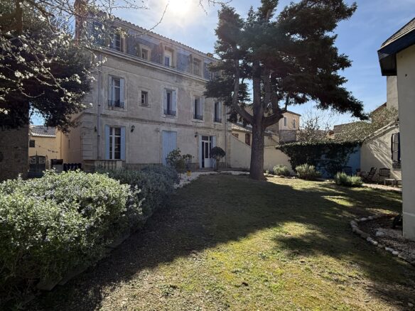 Maison De Maître Of 260 M² With Garden, Pool, And Garage In [location]