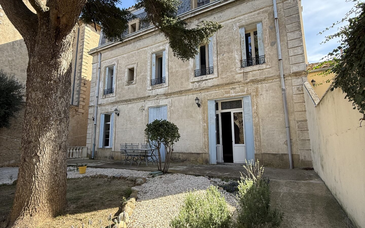 Maison De Maître Of 260 M² With Garden, Pool, And Garage In [location]
