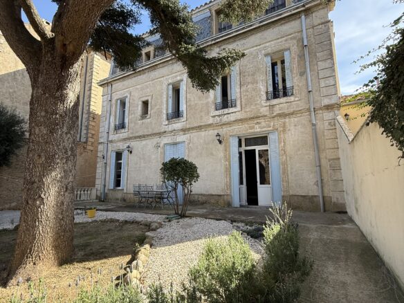 Maison De Maître Of 260 M² With Garden, Pool, And Garage In [location]