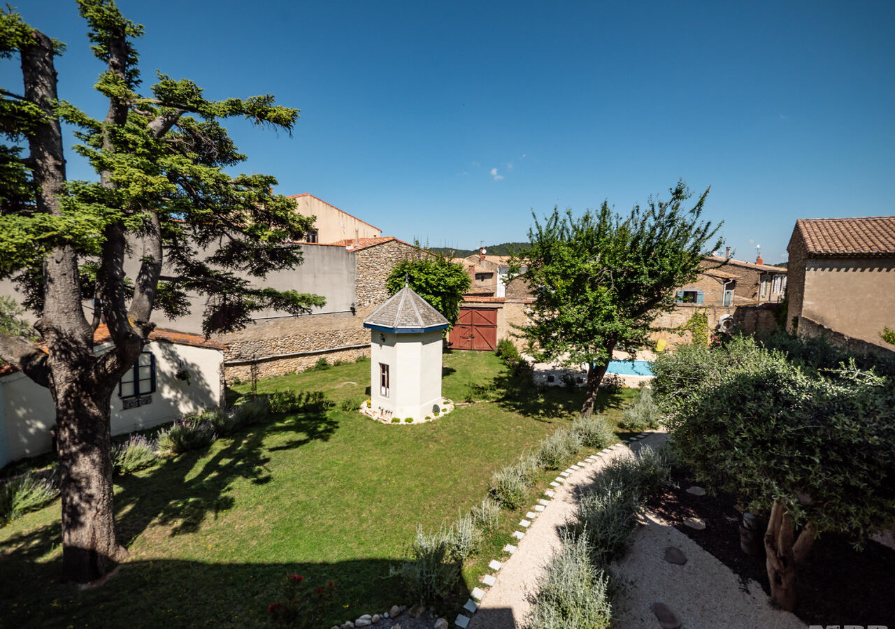 Maison De Maître Of 260 M² With Garden, Pool, And Garage In [location]