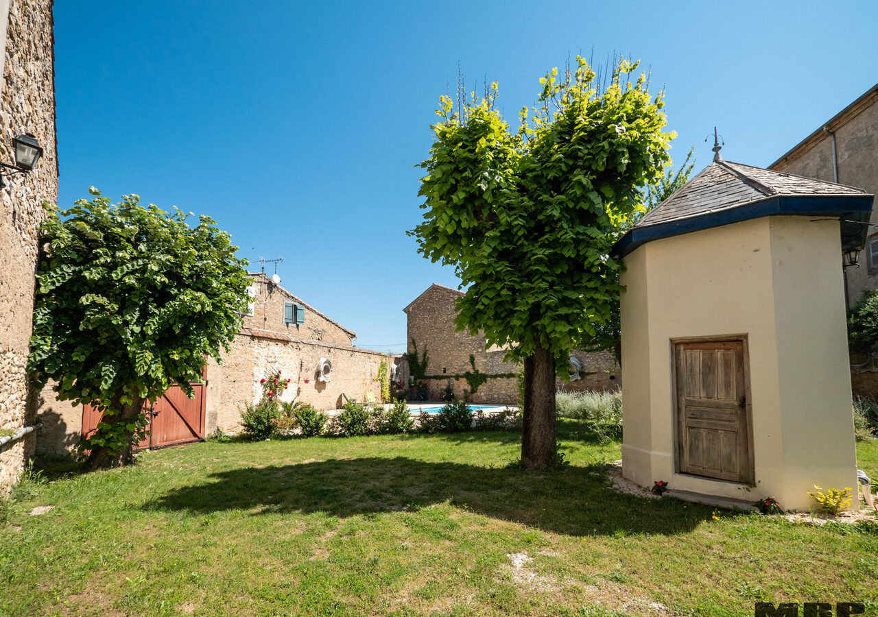 Maison De Maître Of 260 M² With Garden, Pool, And Garage In [location]