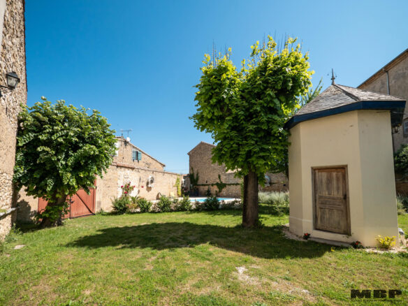 Maison De Maître Of 260 M² With Garden, Pool, And Garage In [location]