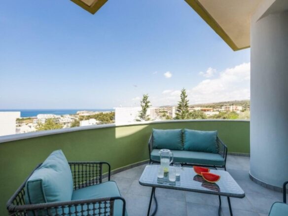 Five-bedroom House Of 750 M² With Garden In Atsipopoulo, Rethymno