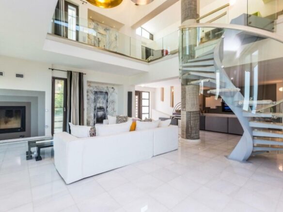Five-bedroom House Of 750 M² With Garden In Atsipopoulo, Rethymno