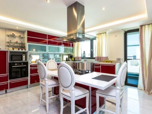 Five-bedroom House Of 750 M² With Garden In Atsipopoulo, Rethymno