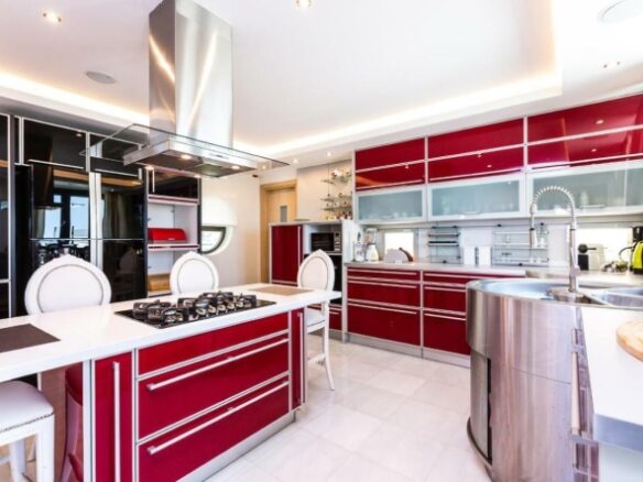 Five-bedroom House Of 750 M² With Garden In Atsipopoulo, Rethymno