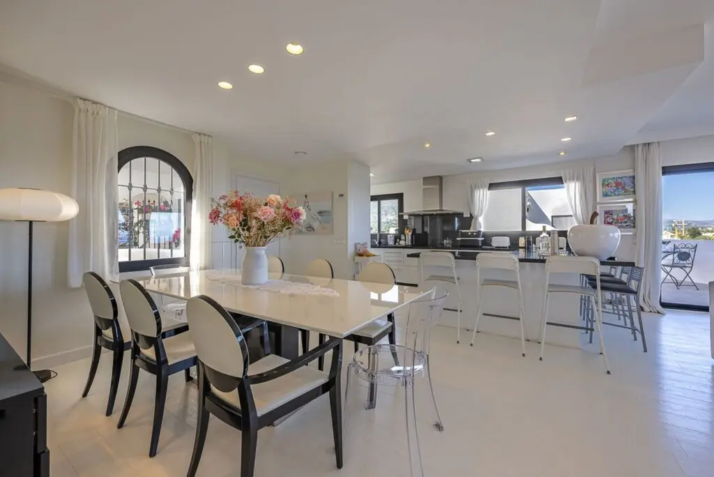Penthouse Of 150 M² With Sea View In Golden Mile