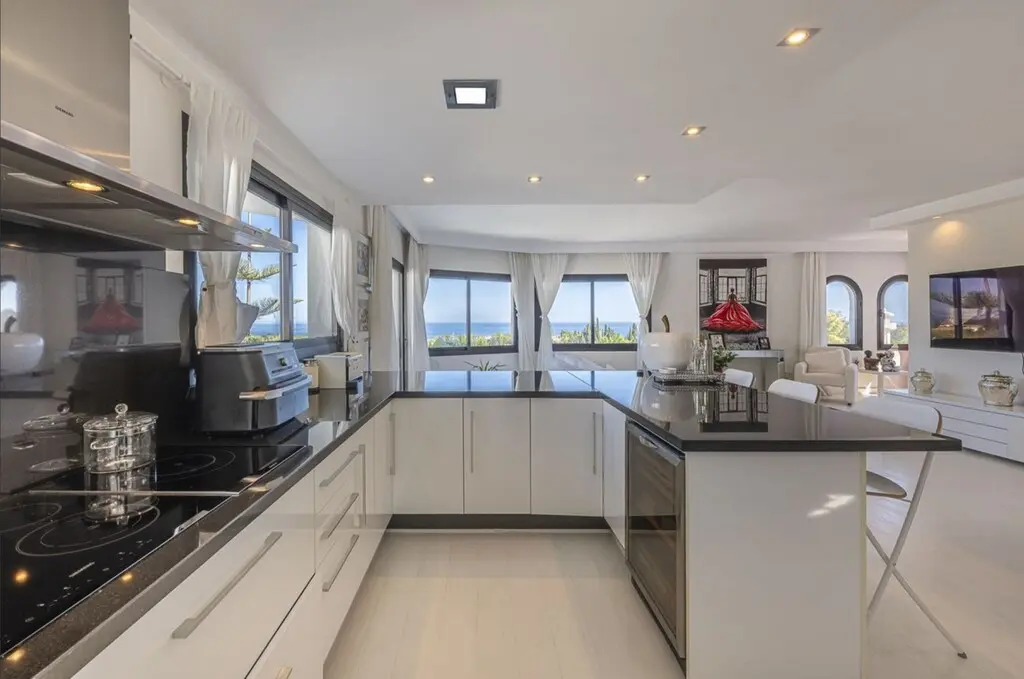 Penthouse Of 150 M² With Sea View In Golden Mile