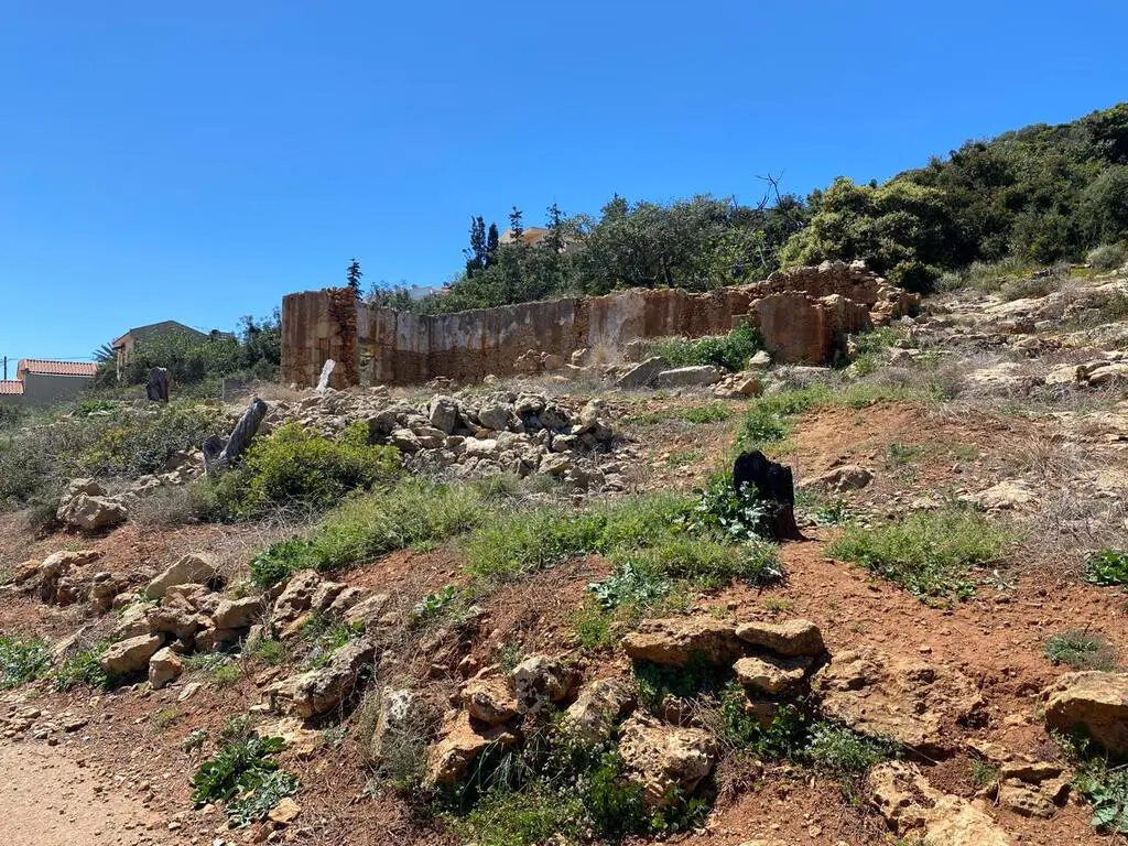 Land Of 805 M² In Crete
