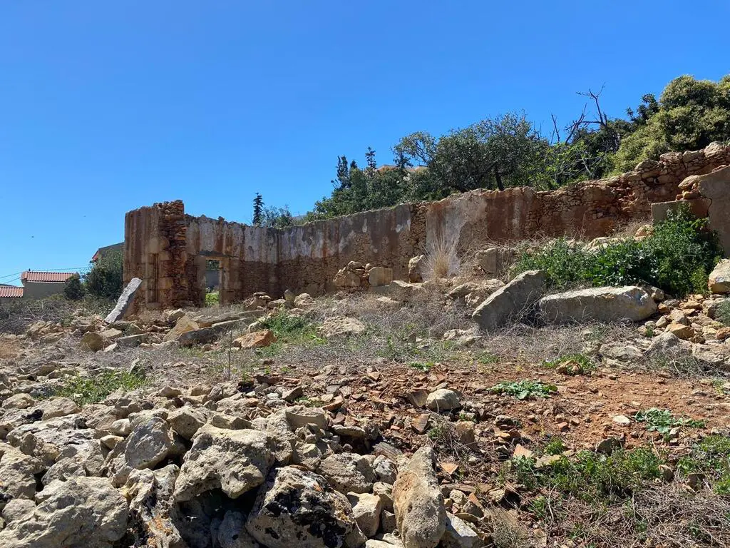 Land Of 805 M² In Crete