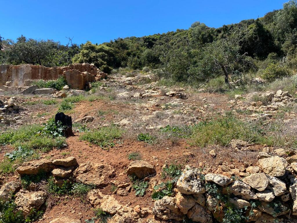 Land Of 805 M² In Crete