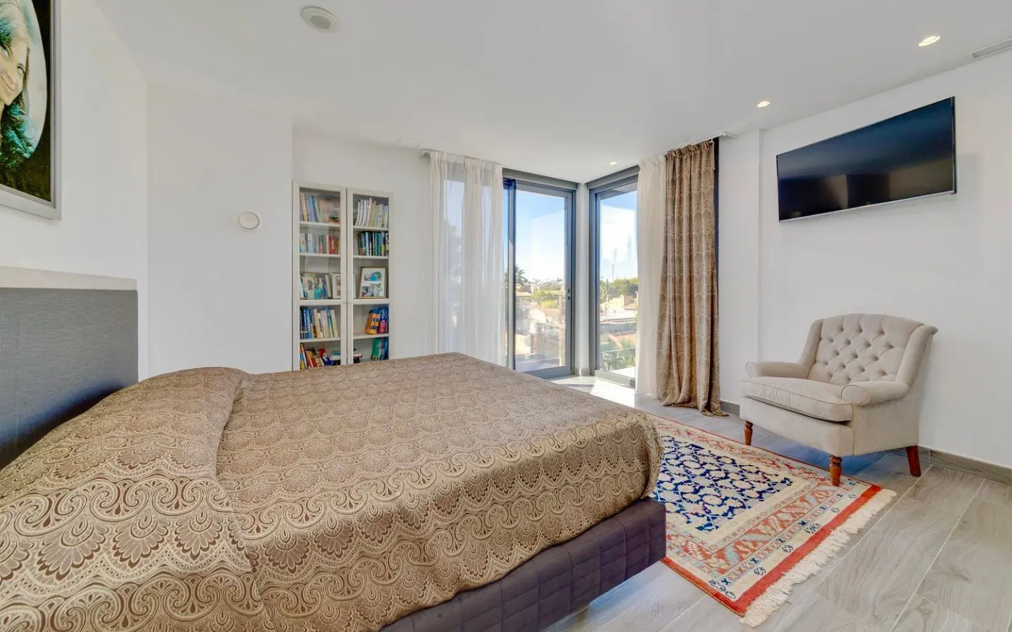 3-bedroom Villa In Torrevieja, Spain (393 M²)