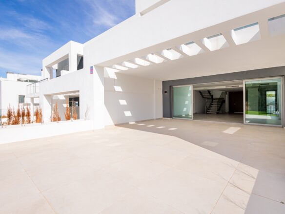 New Built South-facing Semi-detached Villa With Big Private Garden