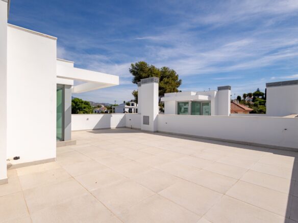 New Built South-facing Semi-detached Villa With Big Private Garden