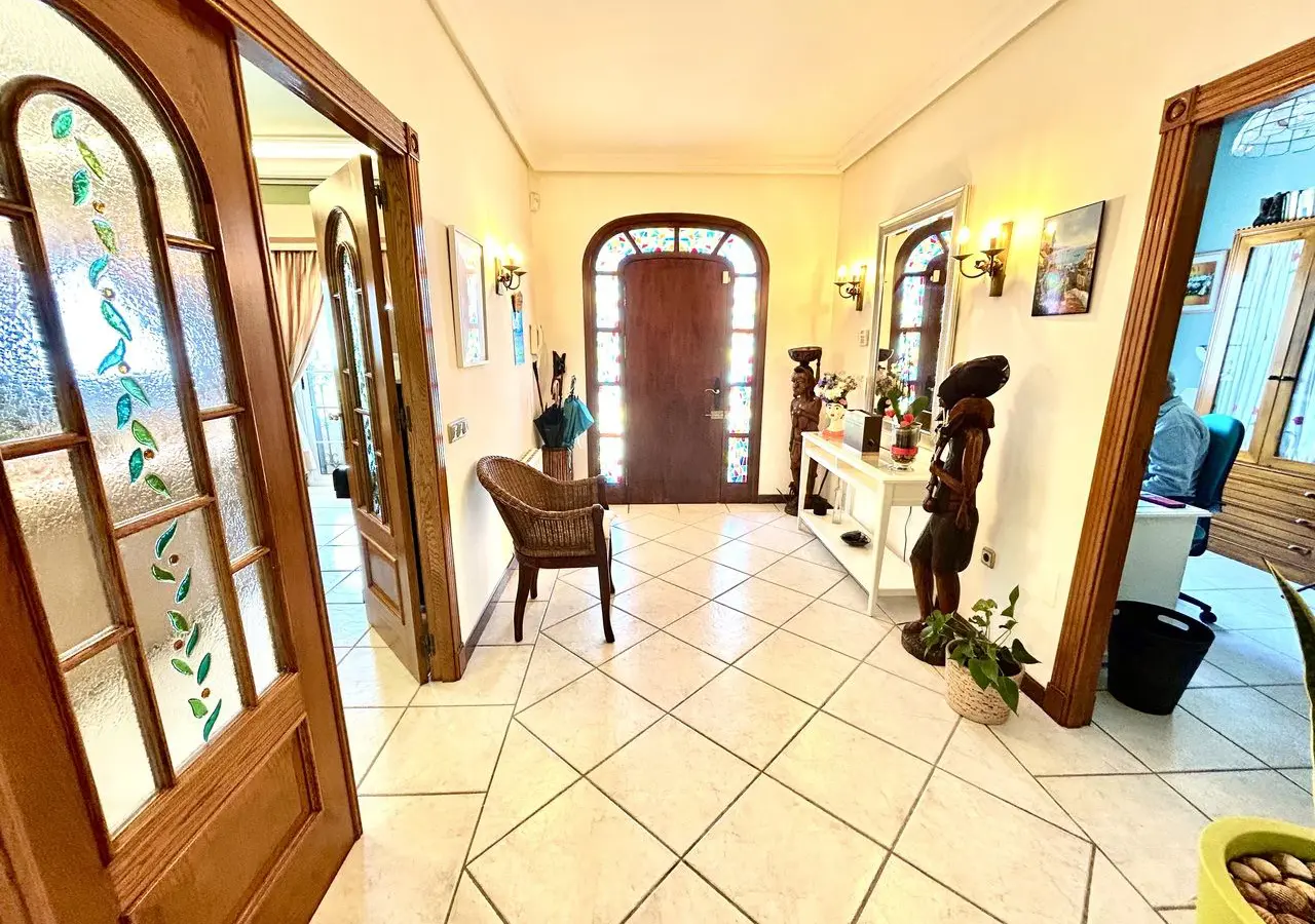 6-bedroom Villa In Torrevieja, Spain (440 M²)