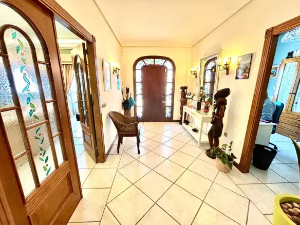 6-bedroom Villa In Torrevieja, Spain (440 M²)