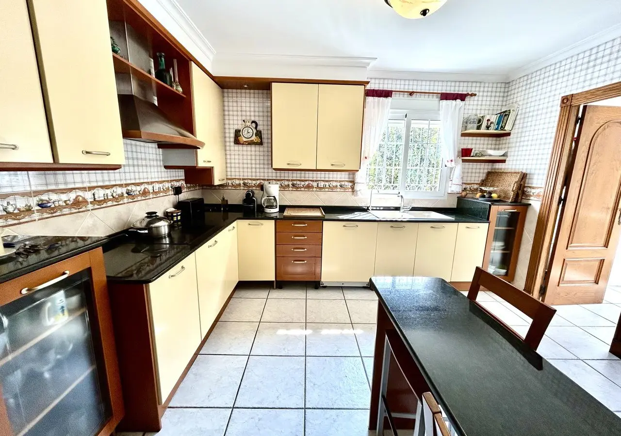 6-bedroom Villa In Torrevieja, Spain (440 M²)