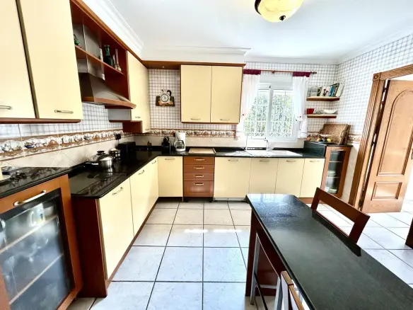 6-bedroom Villa In Torrevieja, Spain (440 M²)