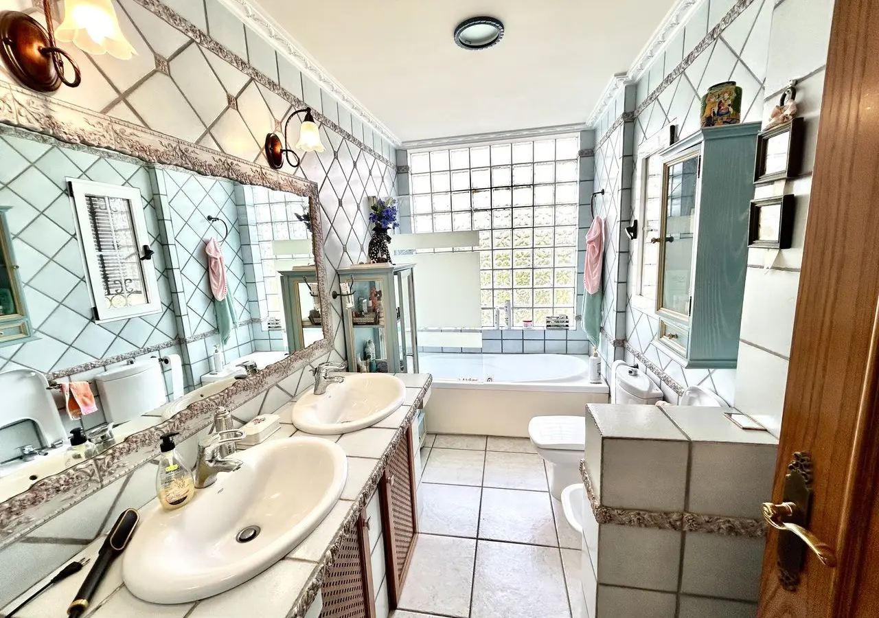 6-bedroom Villa In Torrevieja, Spain (440 M²)