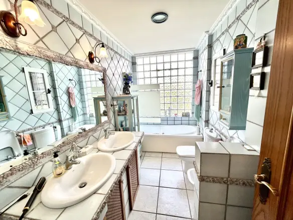 6-bedroom Villa In Torrevieja, Spain (440 M²)