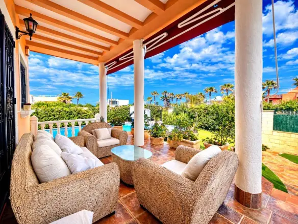 6-bedroom Villa In Torrevieja, Spain (440 M²)