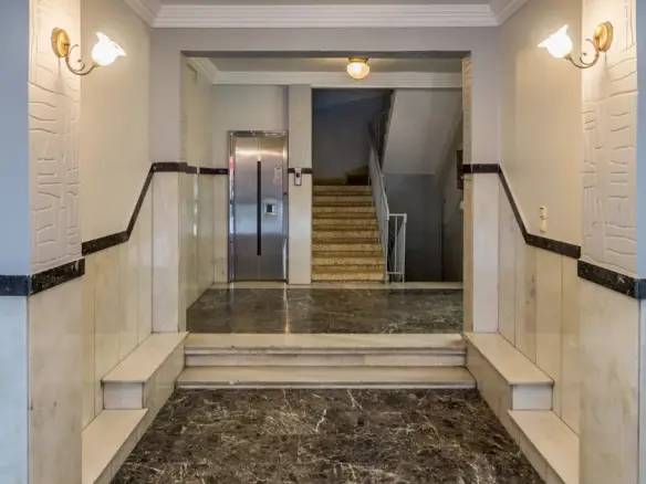 Flat In Center Of Thessaloniki, Greece (224 M²)