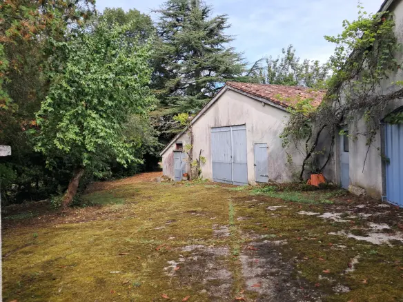 5-bedroom House In Saint-laurent-des-combes, France (195 M²)