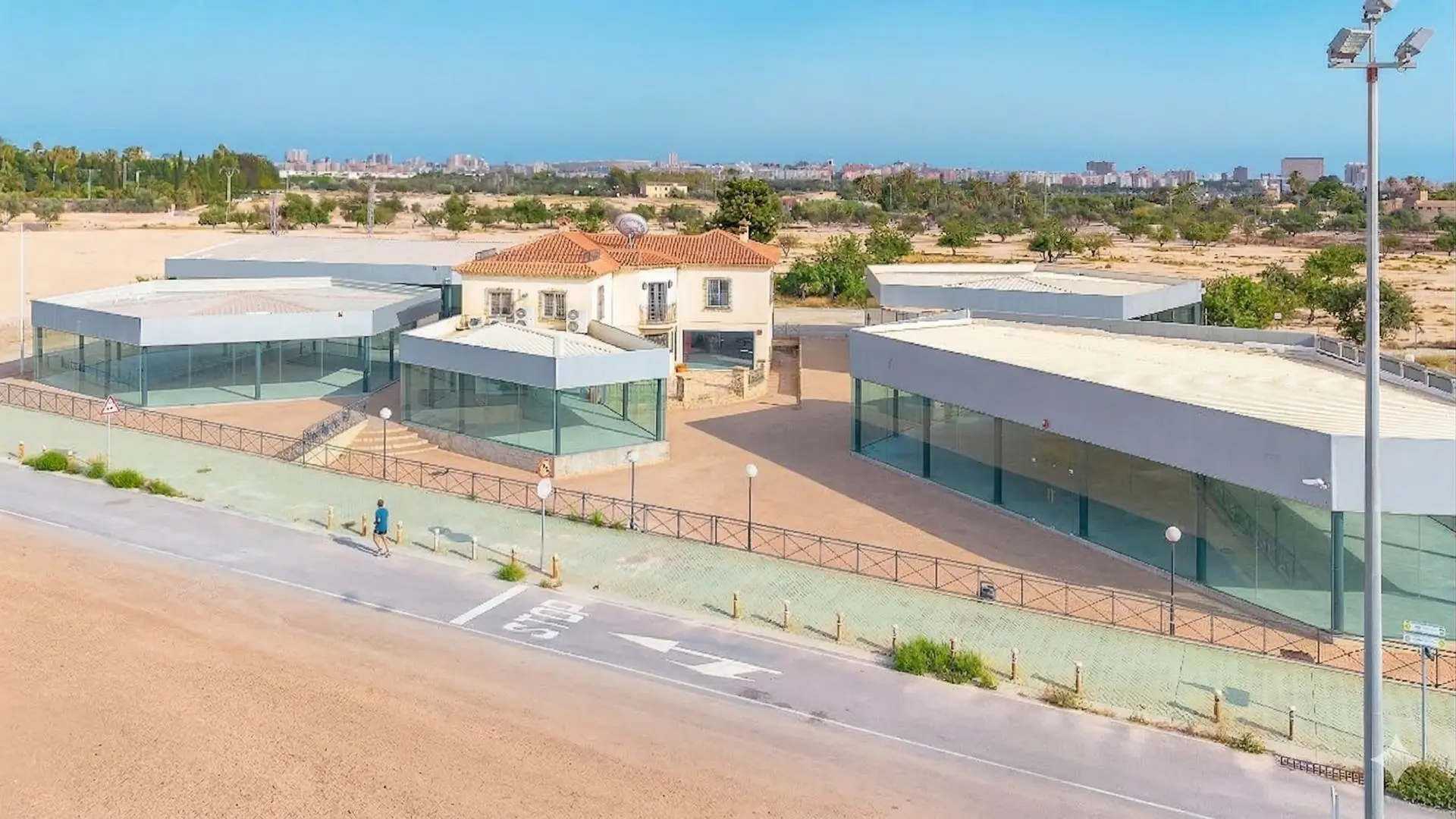 Commercial Unit Of 586 M² In Alicante, Spain