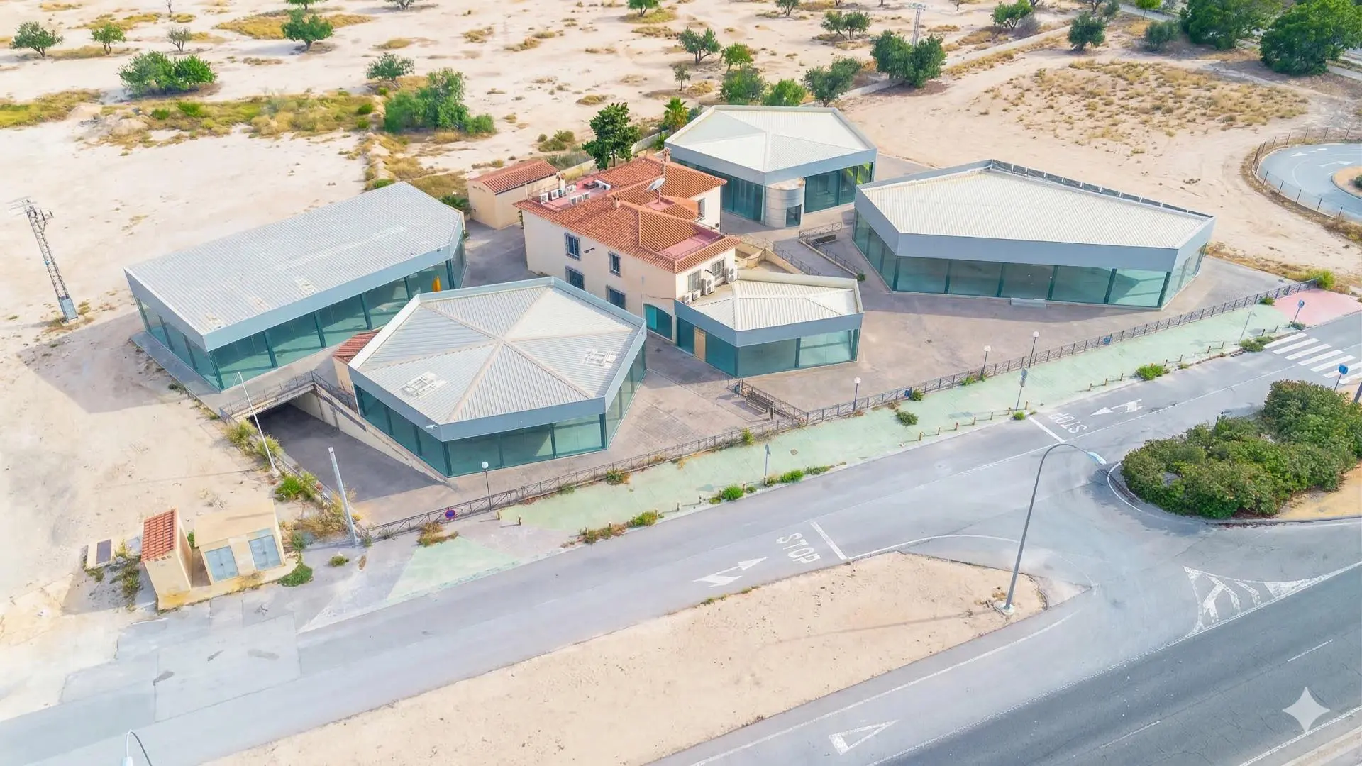 Commercial Unit Of 586 M² In Alicante, Spain