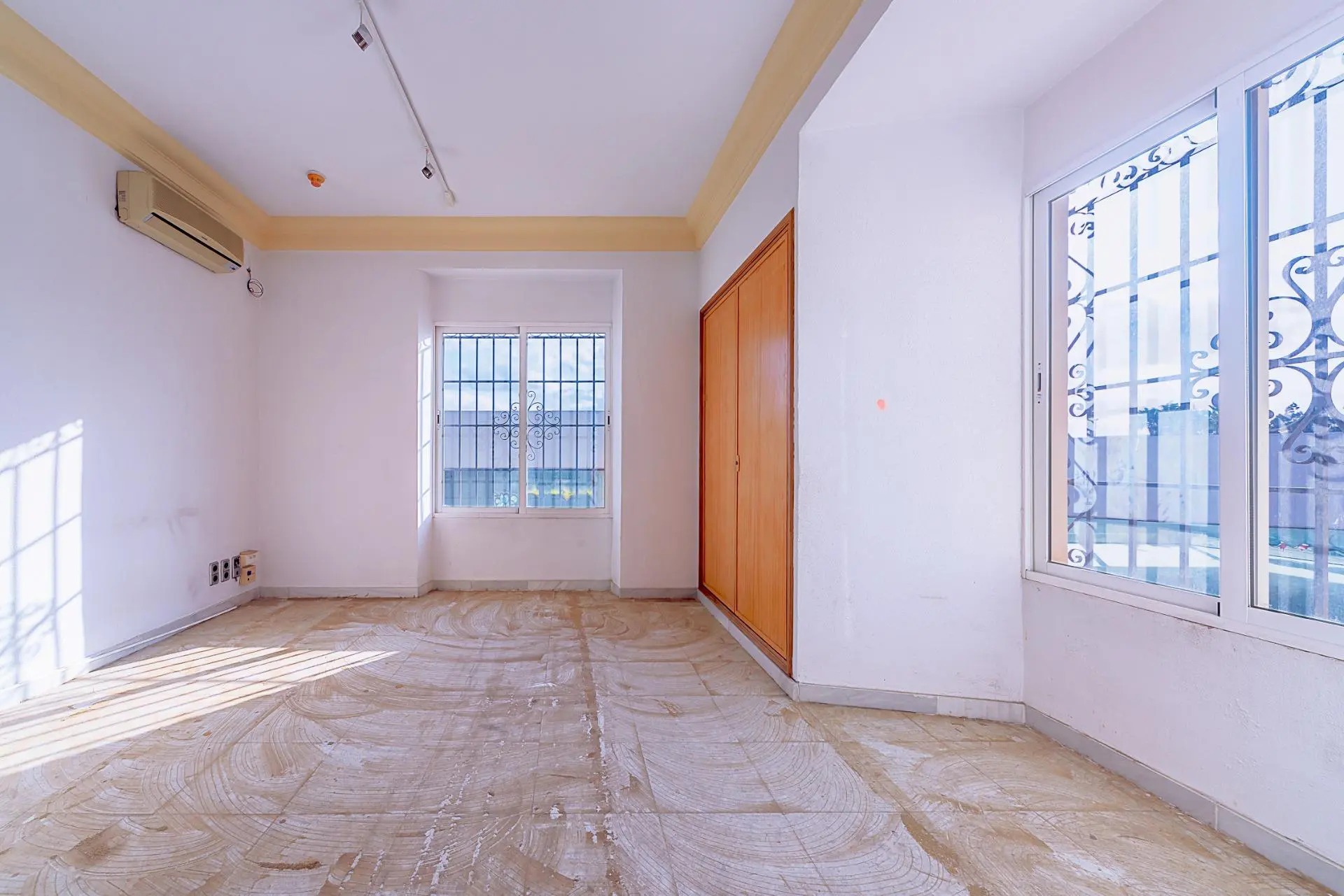Commercial Unit Of 586 M² In Alicante, Spain
