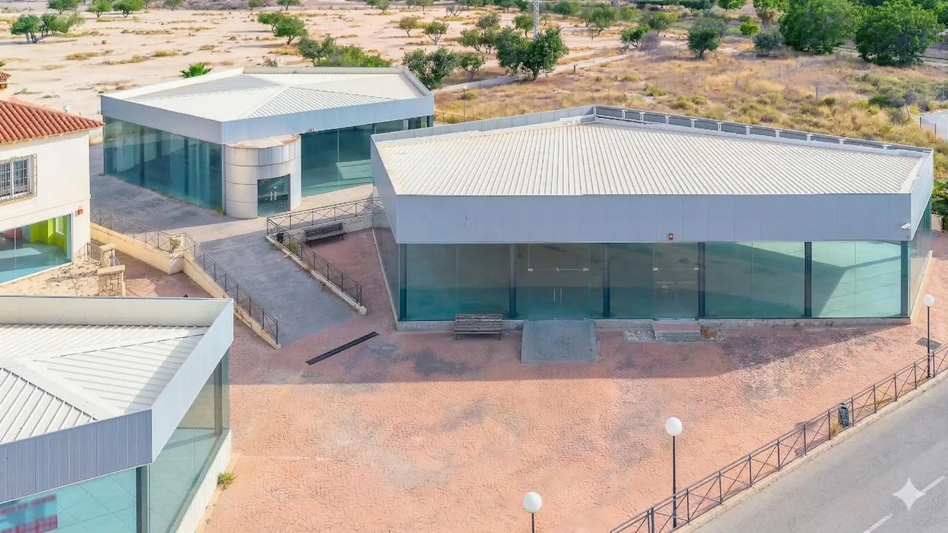 Commercial Unit Of 700 M² In Alicante, Spain