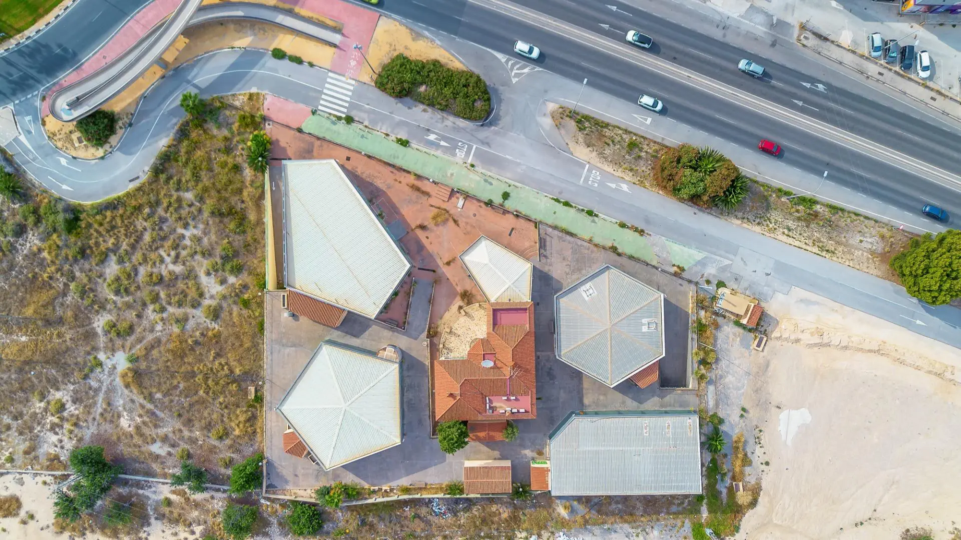 Commercial Unit Of 700 M² In Alicante, Spain