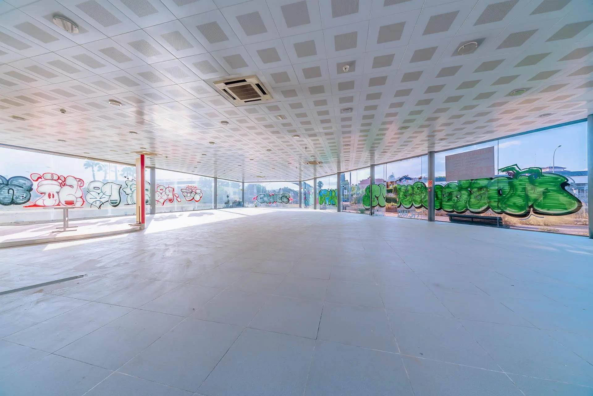 Commercial Unit Of 700 M² In Alicante, Spain