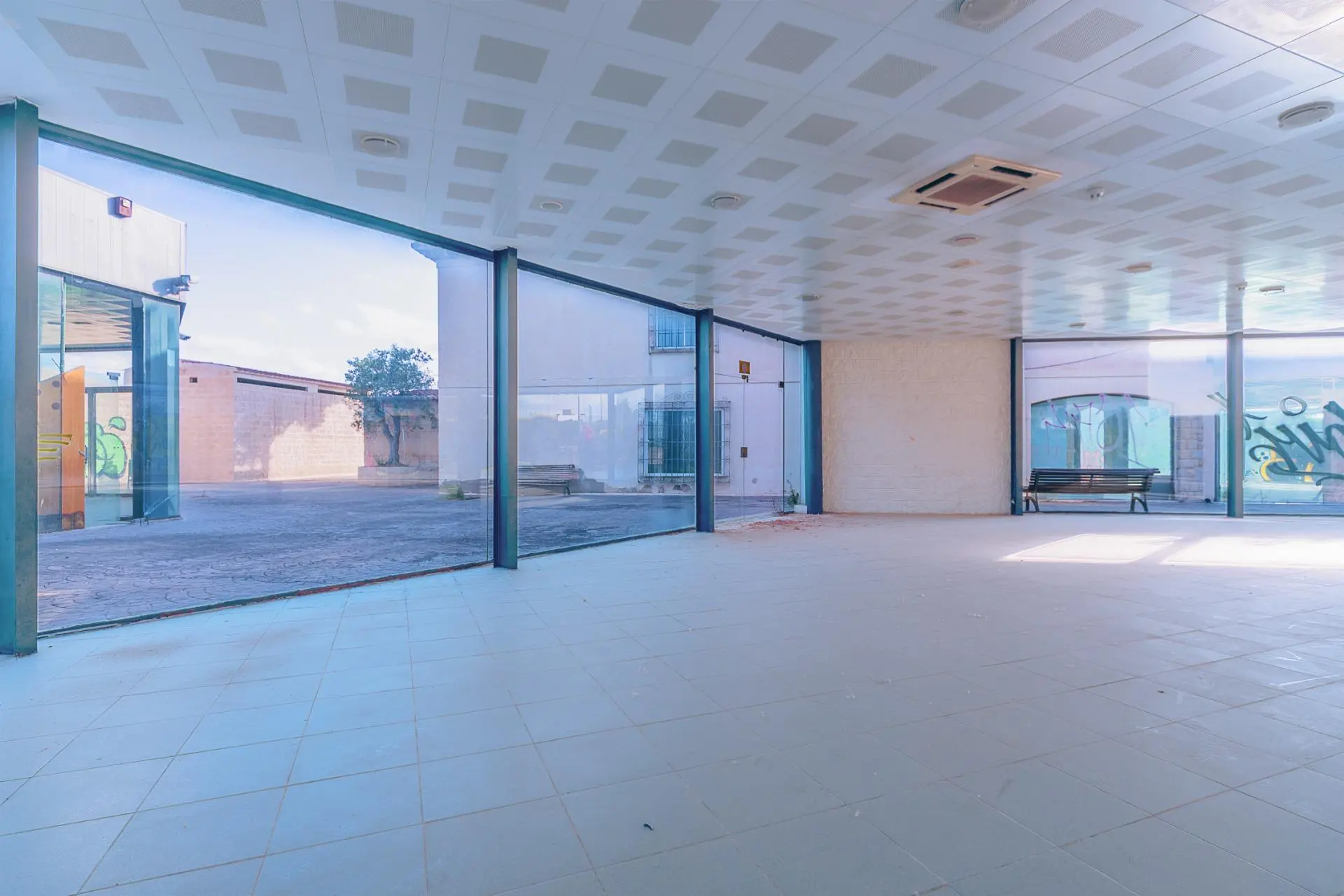 Commercial Unit Of 700 M² In Alicante, Spain
