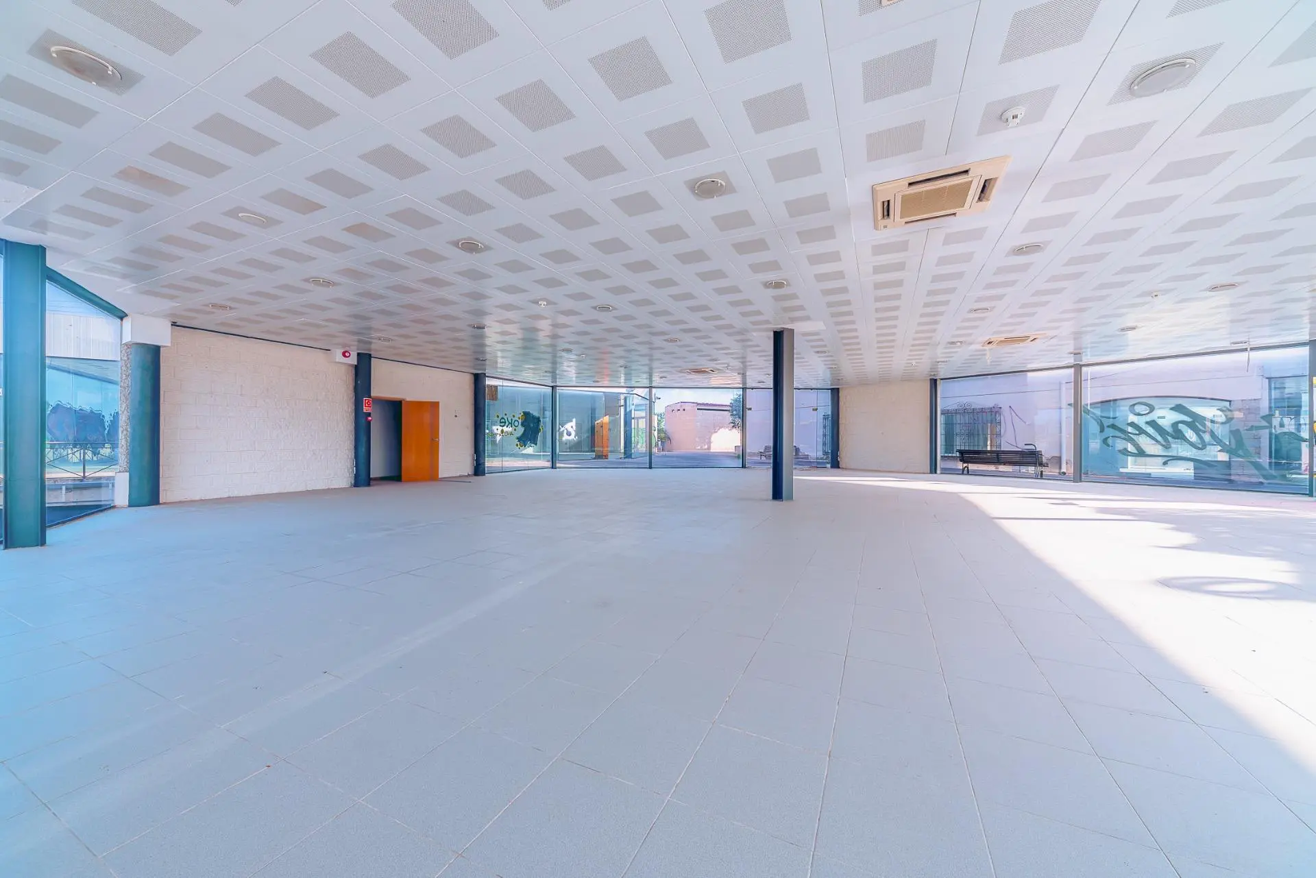 Commercial Unit Of 700 M² In Alicante, Spain
