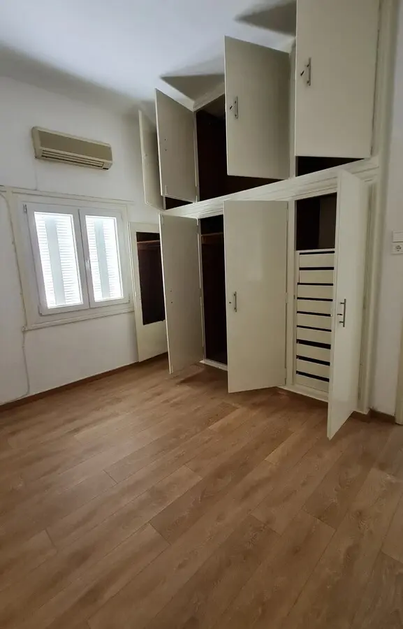 Building Of 419 M² In Athens