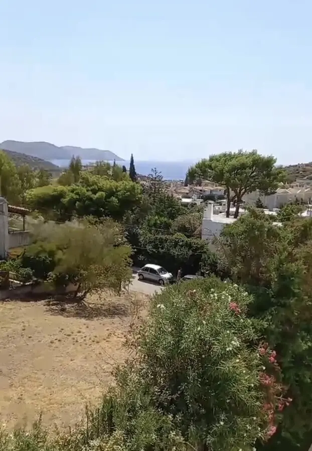 Land Of 615 M² In Attica