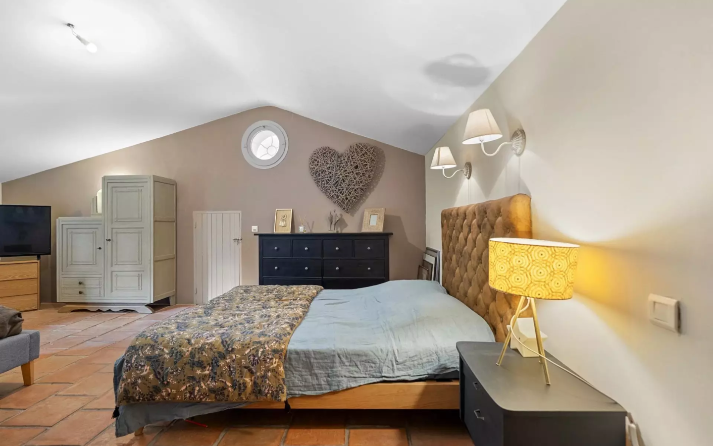 House Of 200 M² With 7 Rooms, Plot Of 1200 M², Swimming Pool, Energy Rating A In Grasse
