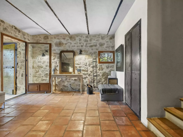 House Of 200 M² With 7 Rooms, Plot Of 1200 M², Swimming Pool, Energy Rating A In Grasse