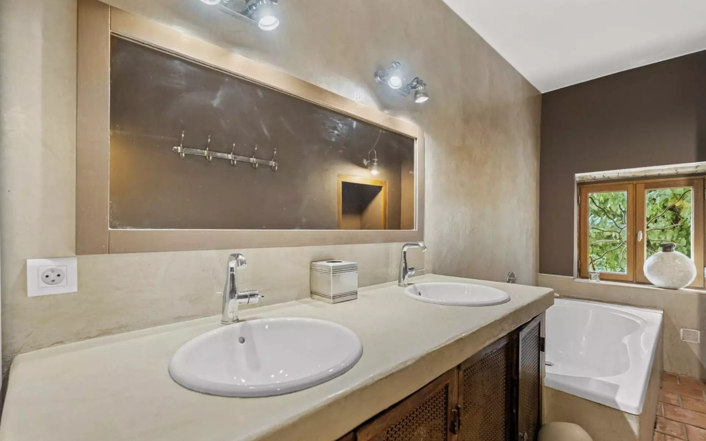 House Of 200 M² With 7 Rooms, Plot Of 1200 M², Swimming Pool, Energy Rating A In Grasse