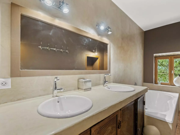 House Of 200 M² With 7 Rooms, Plot Of 1200 M², Swimming Pool, Energy Rating A In Grasse