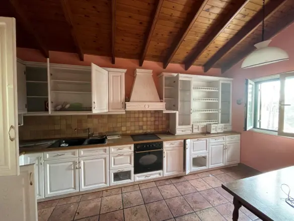 Detached House In Corfu, Greece (268 M²)