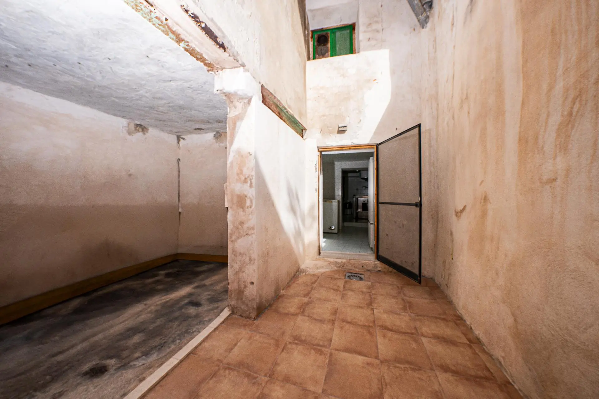 Commercial Unit Of 75 M² In Villajoyosa, Spain
