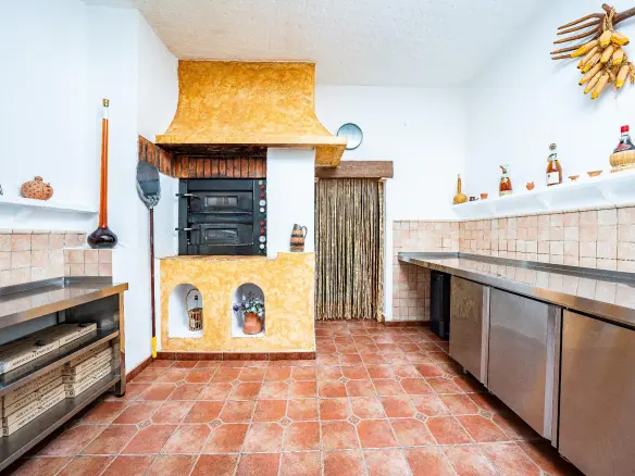 2-bedroom Commercial Unit In Villajoyosa, Spain (75 M²)
