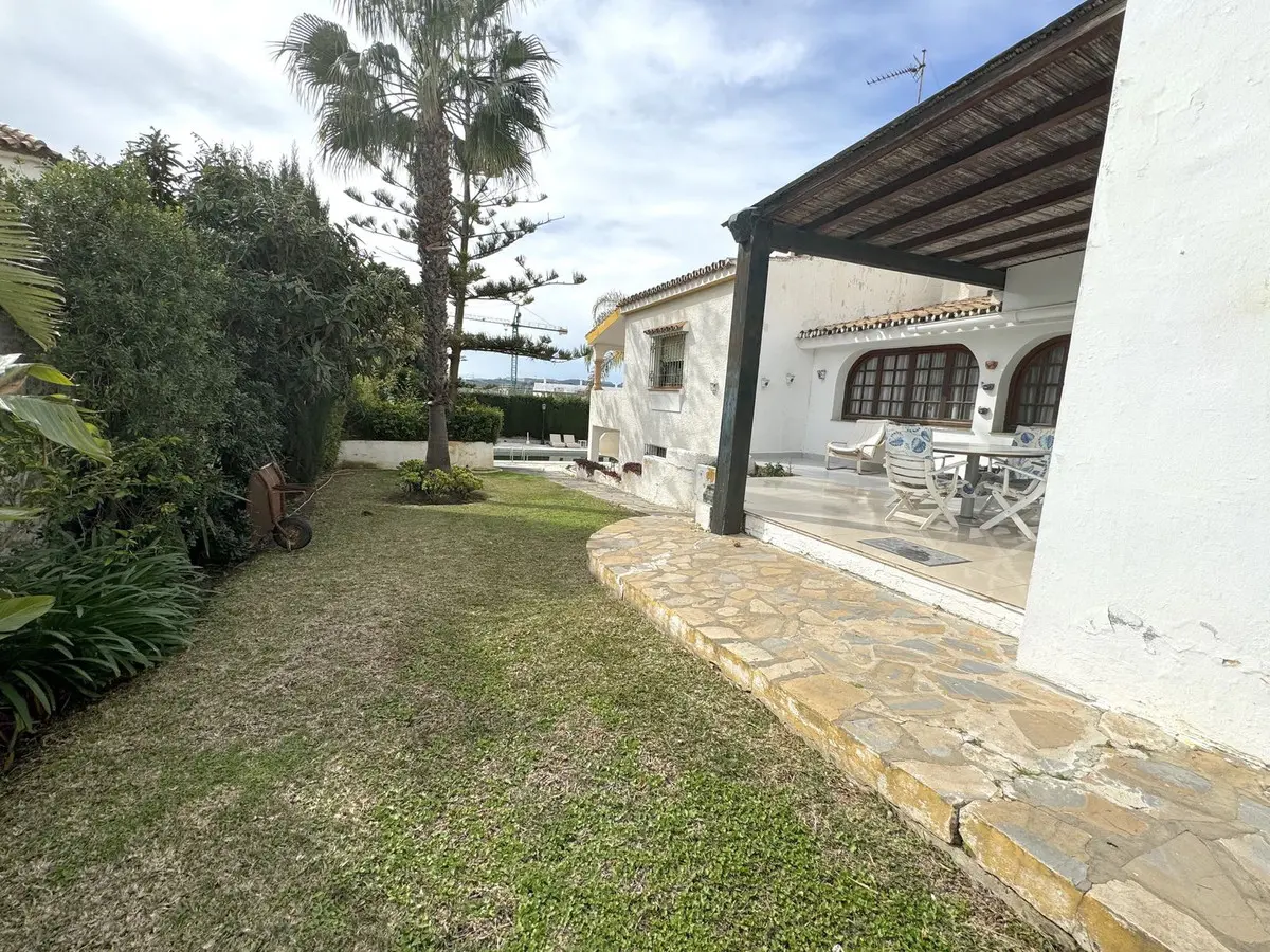 House – Detached Villa 450 M² In Estepona, Spain