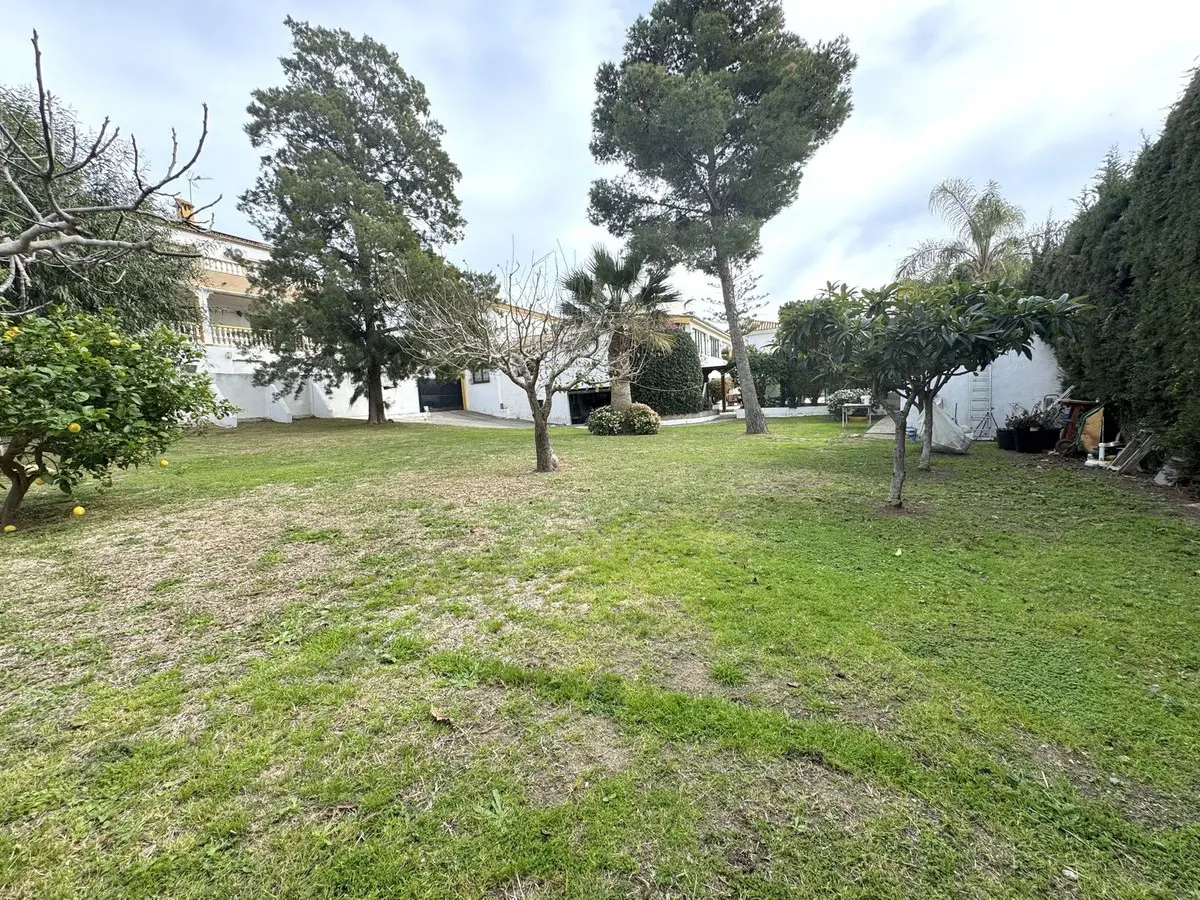 House – Detached Villa 450 M² In Estepona, Spain