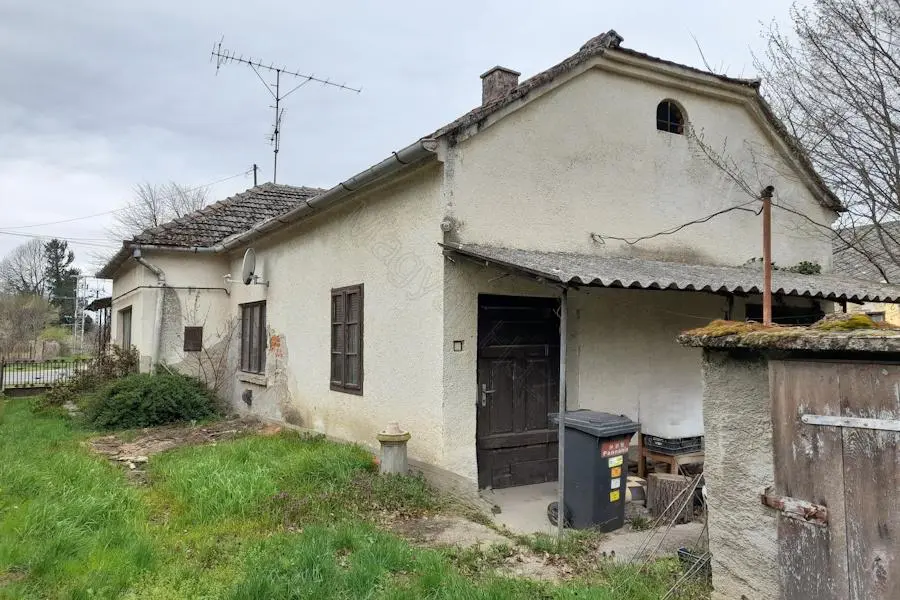 House Of 0 M² With Garden In Csokonyavisonta