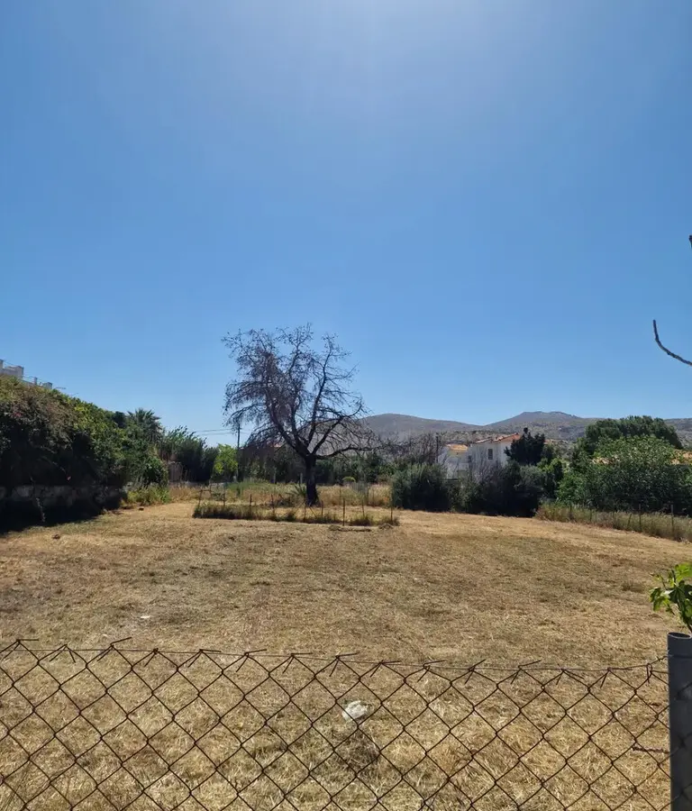 Land Of 1077 M² In Attica
